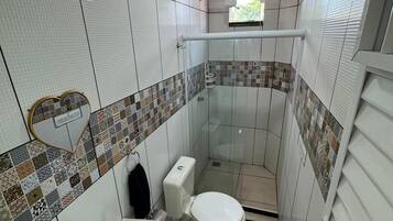 Chuveiro, toalhas de banho