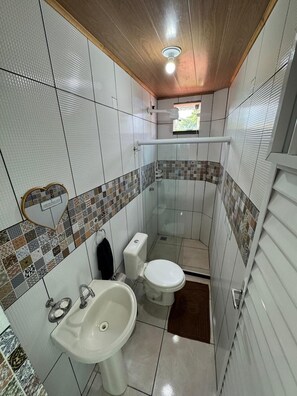 Een douche, handdoeken