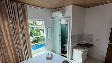 Quarto casal standard, varanda, vista para a cidade | Frigobar, Wi-Fi de cortesia, roupa de cama