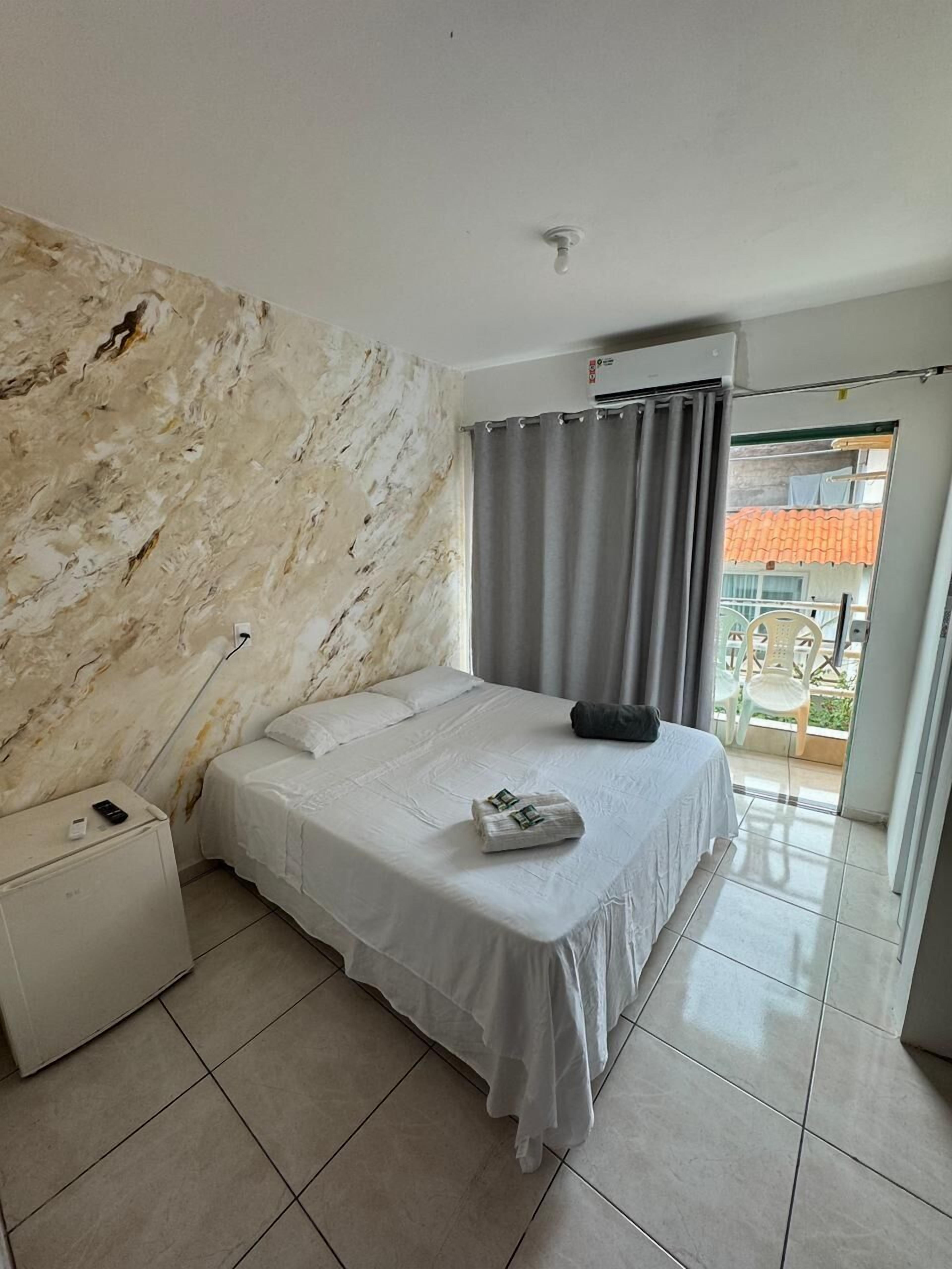 Quarto triplo standard, varanda, vista para a cidade | Frigobar, Wi-Fi de cortesia, roupa de cama