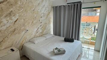 Quarto triplo standard, varanda, vista para a cidade | Frigobar, Wi-Fi de cortesia, roupa de cama