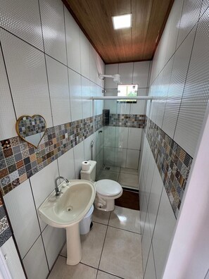 Shower, towels - Pousada Shamah - Morro de São Paulo (Cairu)