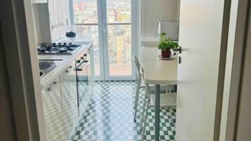 Kühlschrank, Mikrowelle, Ofen, Herdplatte