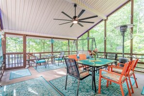 Outdoor dining - LakingitEz..3BR/2BA amazing sunsets & hot tub (Inman)