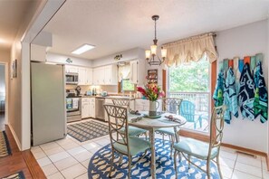 Dining - LakingitEz..3BR/2BA amazing sunsets & hot tub (Inman)