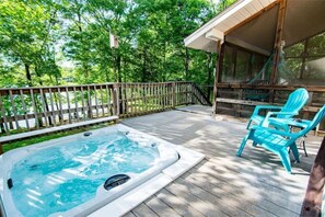 Terrace/patio - LakingitEz..3BR/2BA amazing sunsets & hot tub (Inman)