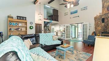 TV connectée, cheminée, livres