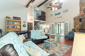 Smart TV, fireplace, books - LakingitEz..3BR/2BA amazing sunsets & hot tub (Inman)