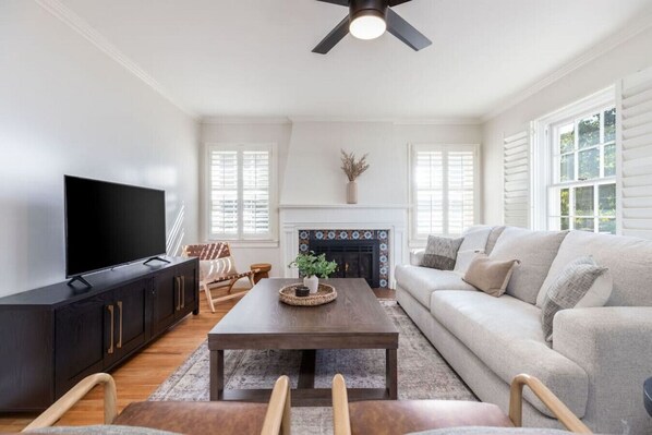Smart TV, fireplace