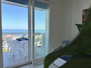 Apartamento, 1 habitación, balcón, vistas al mar | Zona de estar
