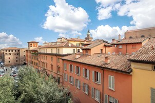 Una fila di edifici europei tradizionali, caratterizzati da finestre con lo stesso design, e un cielo sereno.