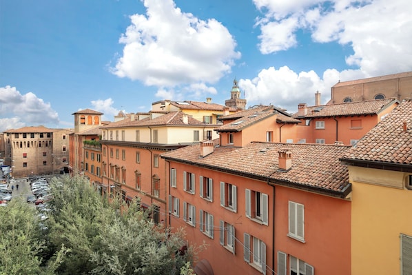 A row of traditional European buildings with uniform window designs and a clear sky. - Hotel Brun (Bologna)