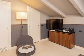 1 bedroom, premium bedding, down comforters, memory foam beds