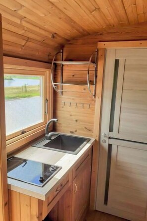 ثلاجة، ميكروويف، مستلزمات طهي/أطباق/أوعية