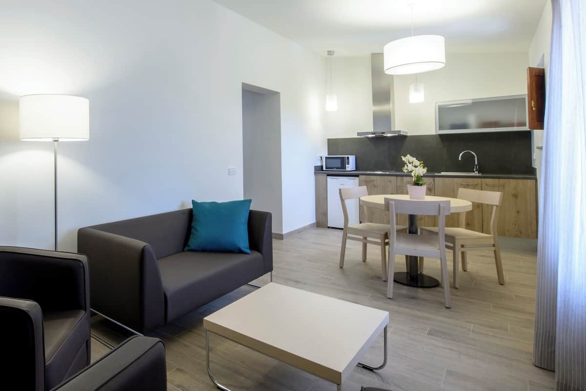 Apartment | 1 bedroom, in-room safe, desk, laptop workspace