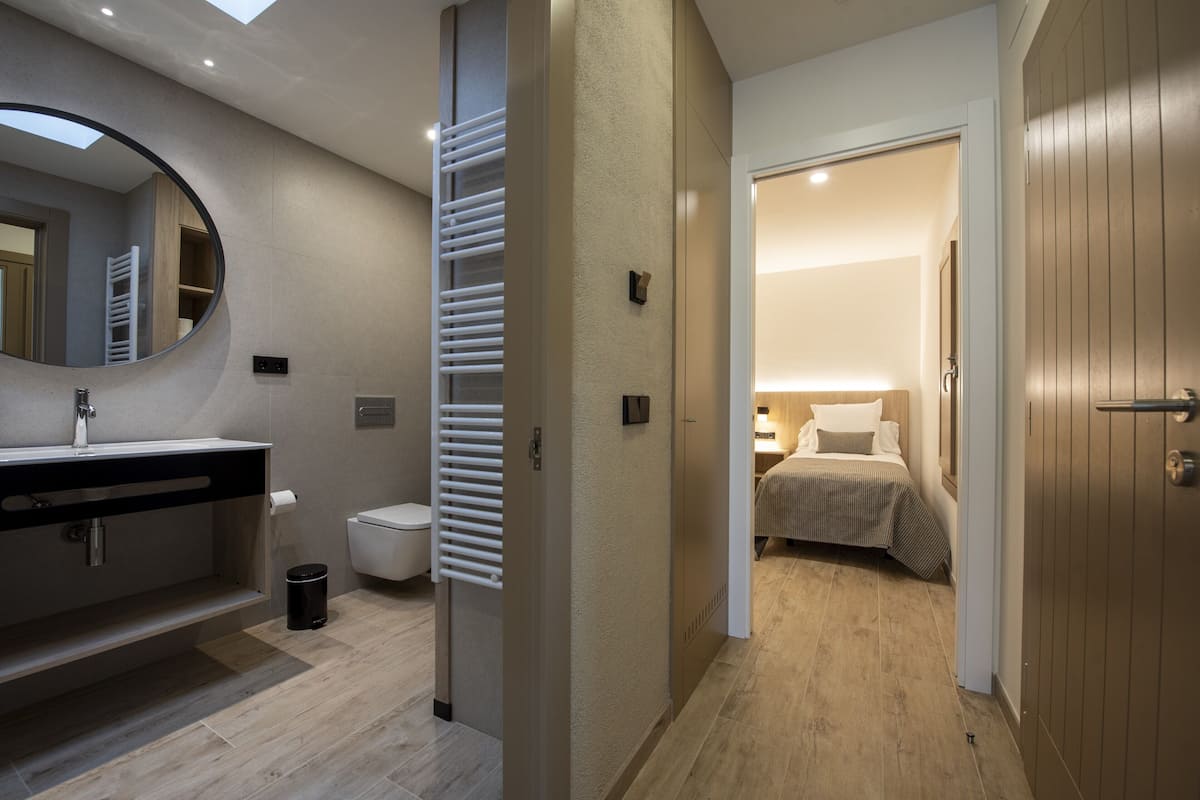 Standard Room | 1 bedroom, in-room safe, desk, laptop workspace
