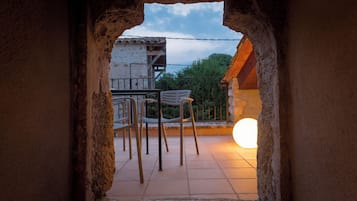 Romantische driepersoonskamer | Terras