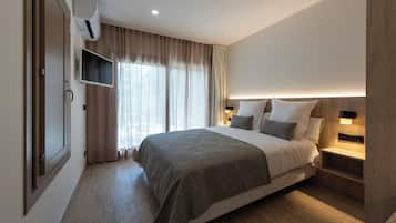 Eenvoudige tweepersoonskamer, toegankelijk voor mindervaliden | Een kluis op de kamer, een bureau, een laptopwerkplek