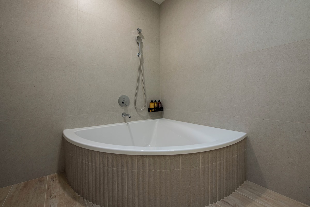 Comfort Double Room | 1 bedroom, in-room safe, desk, laptop workspace