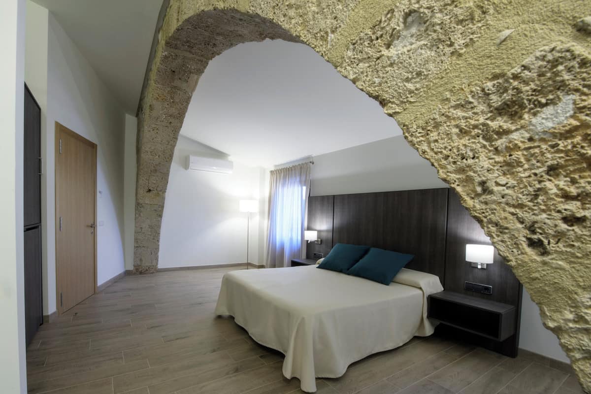 Romantic Triple Room | 1 bedroom, in-room safe, desk, laptop workspace