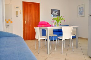Apartment, Multiple Bedrooms, Balcony, Ocean View | Dining room