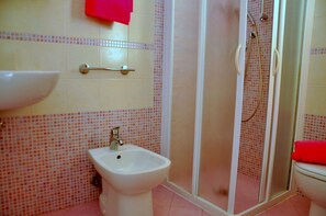 Apartment, Multiple Bedrooms, Balcony, Ocean View | Bathroom