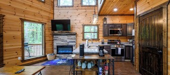 "The Howling Wolf" - Fire Pit, Hot Tub, Arcade