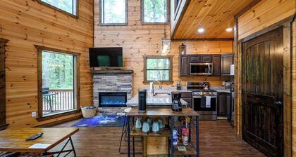 "The Howling Wolf" - Fire Pit, Hot Tub, Arcade