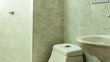 Lejlighed - 2 soveværelser - handicapvenligt - ryger | Badeværelse