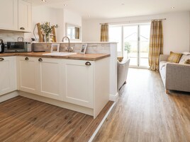 冰箱、洗碗机、电热水壶、烤面包机