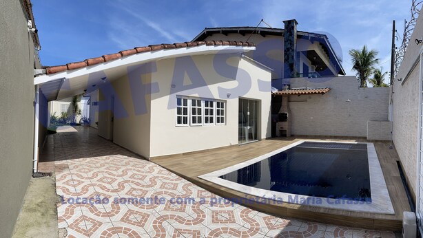 A residential property with a swimming pool, tiled patio, and a covered outdoor area. - CASA PÉ NA AREIA COM PISCINA A 10mts (Guarujá)