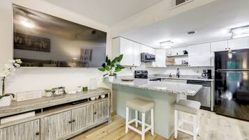 Fridge, microwave, stovetop, dishwasher