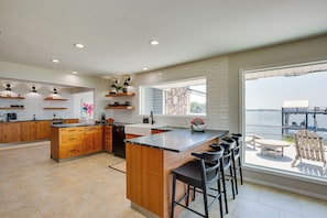 Fridge, microwave, stovetop, dishwasher - Cedar Creek Lake Views: Gorgeous Mabank House! (Mabank)