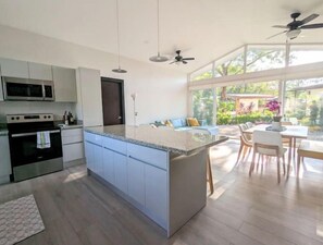 Een koelkast, een oven, een kookplaat