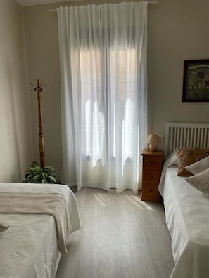 4 bedrooms, desk, soundproofing, iron/ironing board