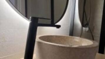 Douche, sĂšche-cheveux, bidet, serviettes fournies