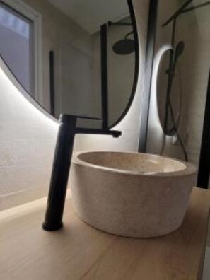 Douche, sèche-cheveux, bidet, serviettes fournies