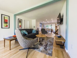 Smart TV, fireplace