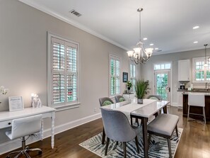 公寓客房, 多張床 (Crawford Chic + Coastal) | 用餐區