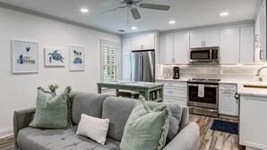 Condo, varias camas (Crawford Chic + Coastal) | Área de sala de estar