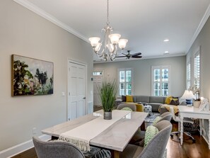 公寓客房, 多張床 (Crawford Chic + Coastal) | 用餐區