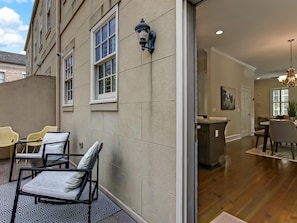 公寓客房, 多張床 (Crawford Chic + Coastal) | 室外用餐