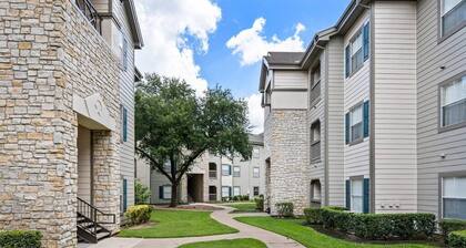 Modern Gem: 2bd/2ba Oasis In Shadowbriar, Houston!