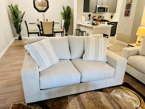 Apartamento, 2 quartos, sacada, vista para o jardim | Área de estar