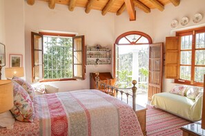 5 bedrooms, iron/ironing board, Internet, bed sheets