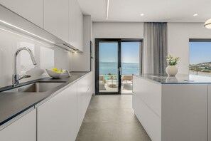 Oppvaskmaskin og høy barnestol