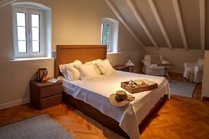 5 bedrooms, iron/ironing board, WiFi, bed sheets
