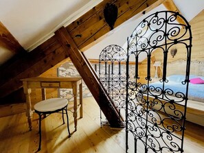 2 habitaciones y tabla de planchar con plancha 