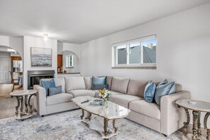 Smart TV, books - Spacious & Bright 3BR + 3BTH near UBC (direct road!) & Downtown (Vancouver)