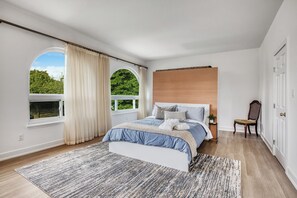3 habitaciones, escritorio y tabla de planchar con plancha 